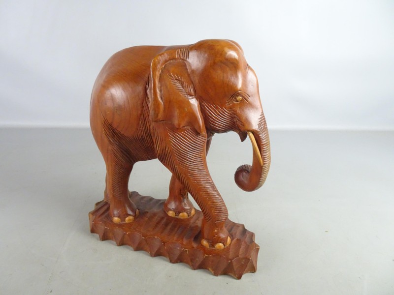 Houten olifantenbeeld