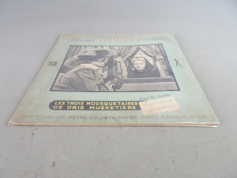 Vintage boek "De Drie Musketiers - Victoria Chocolats - Nederlands en Frans"