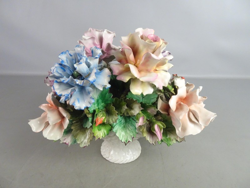 Groot keramieken bloemstuk