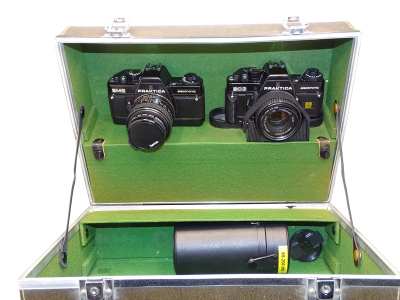 Praktica fototoestellen met attributen
