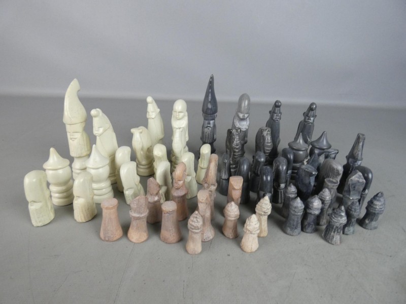 57 Schaakstukken van handgesneden speksteen