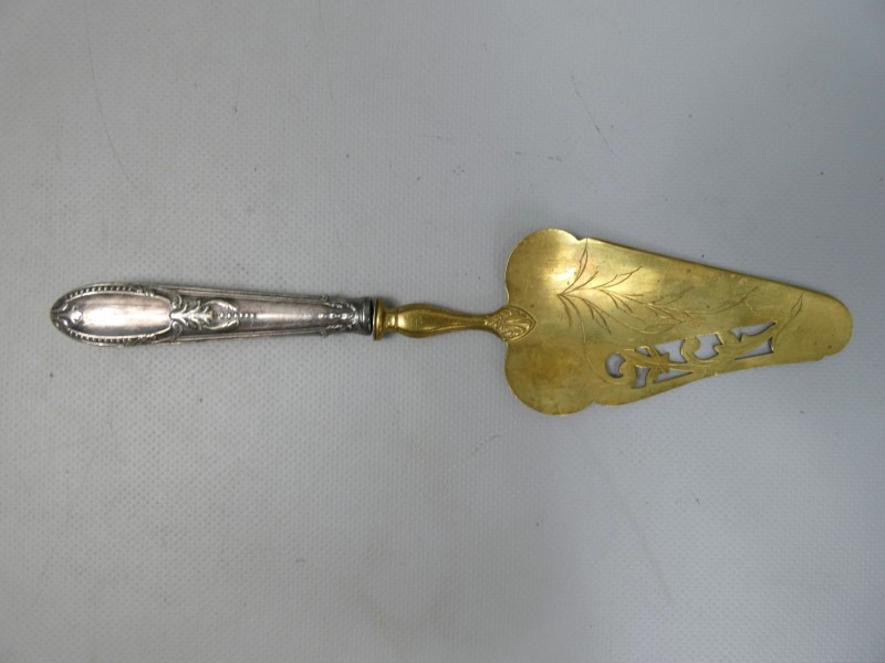 Elegant bewerkt messing taartschep