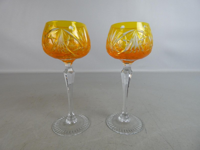 Set van twee oranje-geel geslepen kristallen glazen