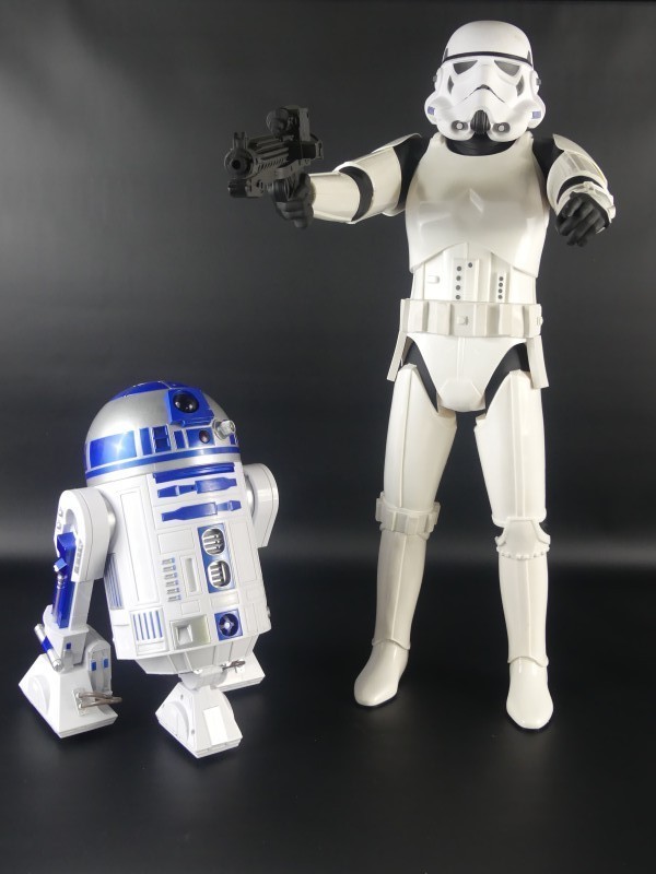 Set van 2 Star Wars Figuren – Stormtrooper (84 cm) & R2-D2 Interactive (44 cm)