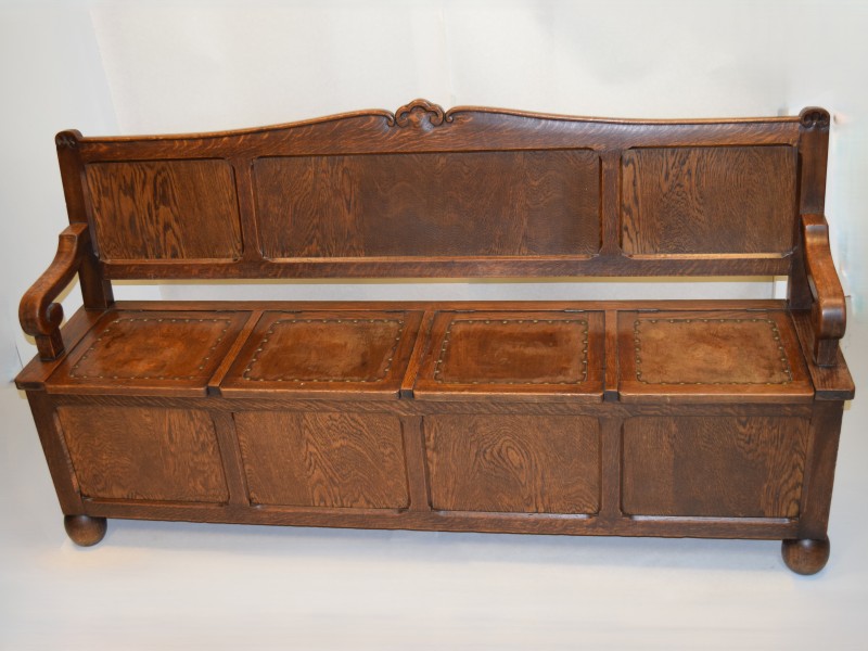 Grote eiken kerkbank