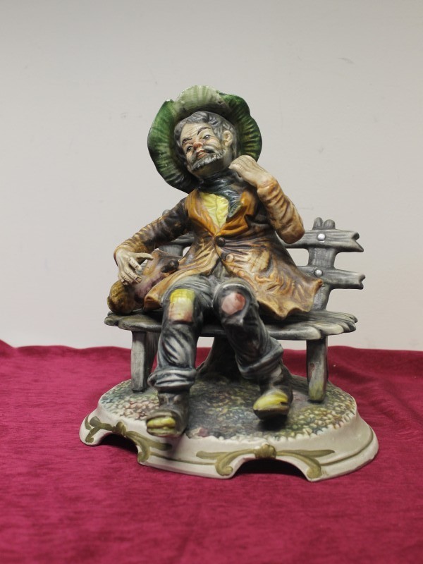 Porseleinen Capodimonte beeldje van zwerver (Art. 2898)