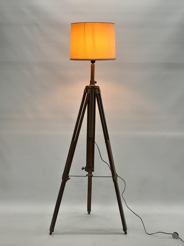Vintage driepoot vloerlamp