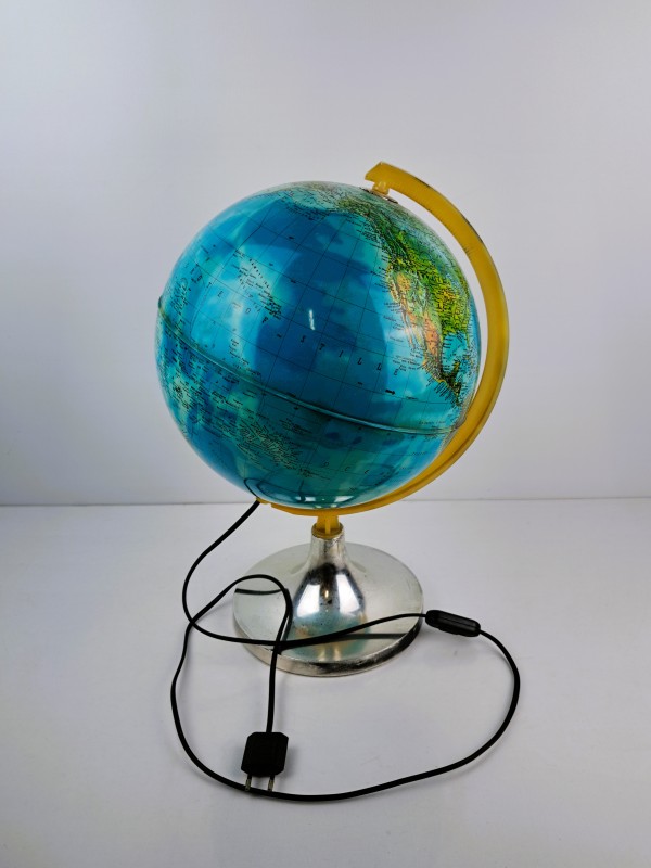Verlichte wereldbol met metalen voet – ca. 1980–1990, vermoedelijk gemaakt in Duitsland.