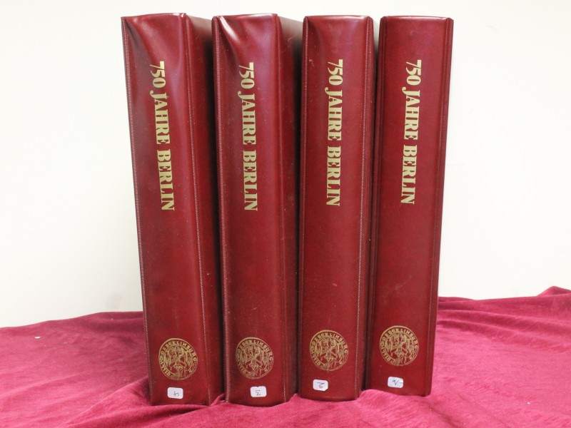 Set van 4 ringmappen '750 jahre Berlin' postzegels en postkaarten (Art. 2873)