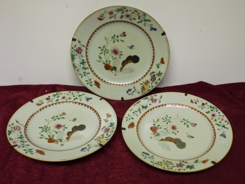 Set van 3 Chinese 'Familie Rose' borden (Art. 2878)