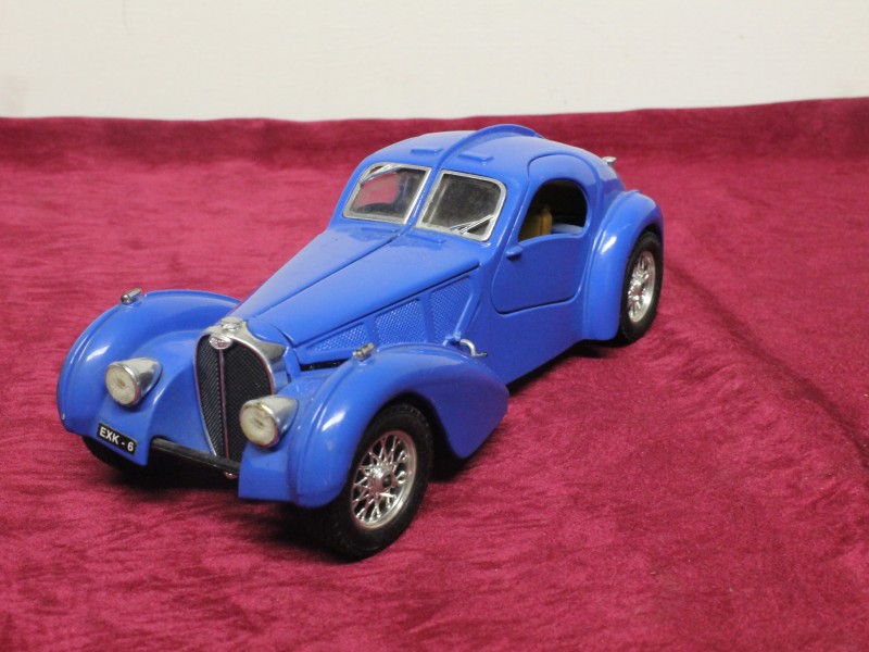 Diecast 'Bugatti Atlantic (1938)' van Burago (Art. 2954)