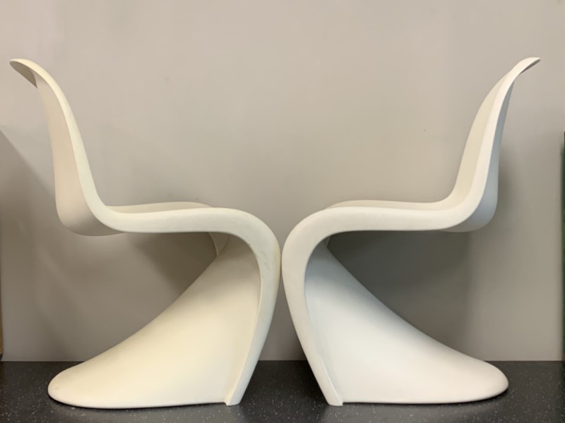 2 junior stoelen, gemerkt Vitra