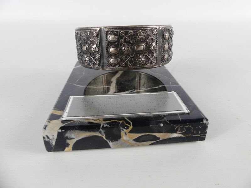 Decoratieve Trofee–Armband op Marmeren Voet - Monza