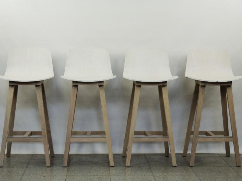 Set van vier eikenhouten barkrukken model Kuskoa  in Valsain wit  Alki