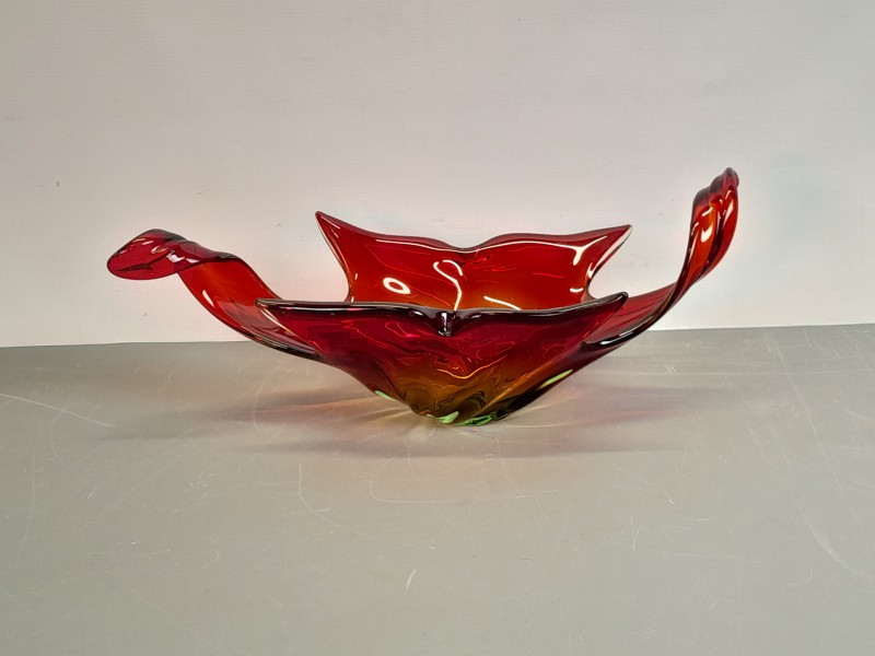 Vintage Murano-stijl rode glazen kom in lelievorm