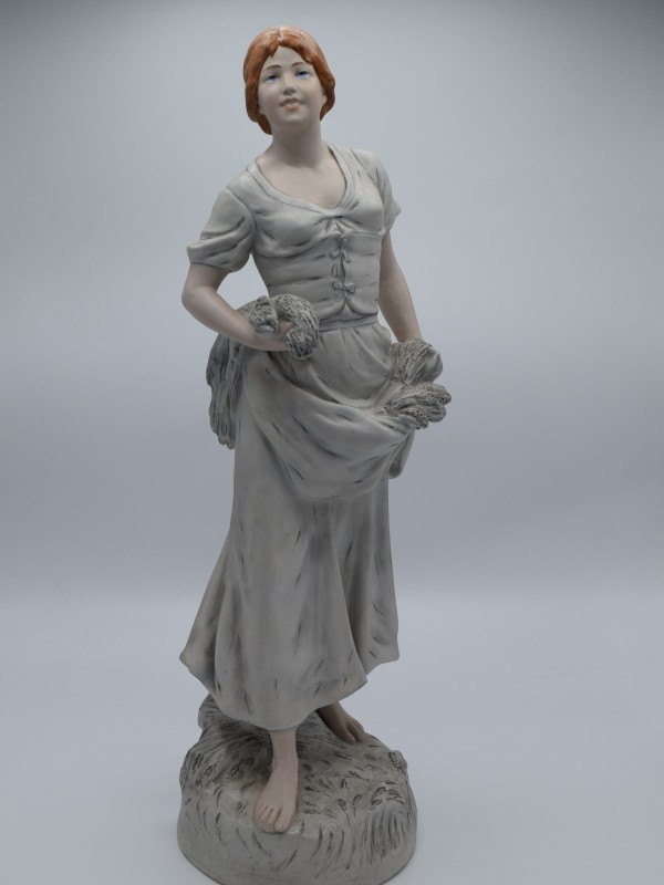 Beeld in porselein Royal Dux "Dame met korenaren"