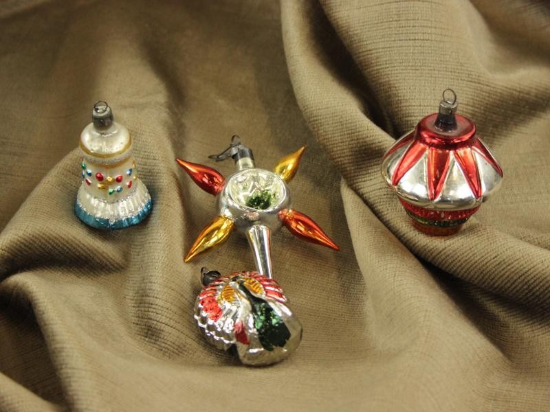 Lot van 4 vintage kerstballen met aparte vormen in zilverkleur met kleurrijke details