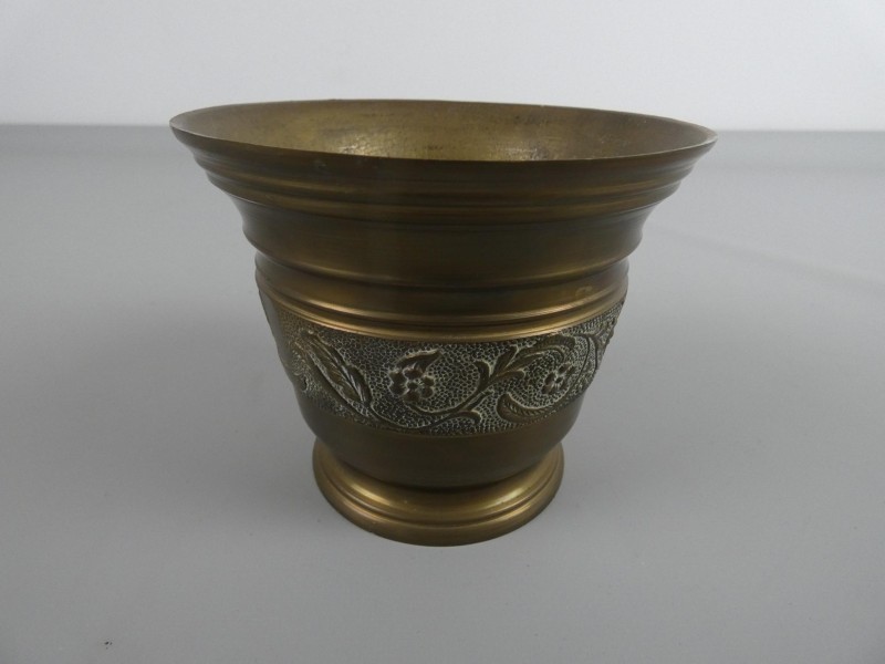 Messing vijzel met bloemmotief