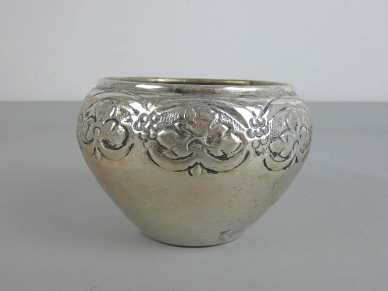 Bloempot met druivenmotief