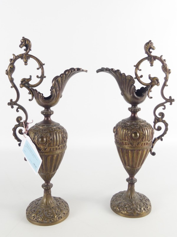 Paar Dubbel Gepatineerde Bronzen Kannen/Haarddecoraties