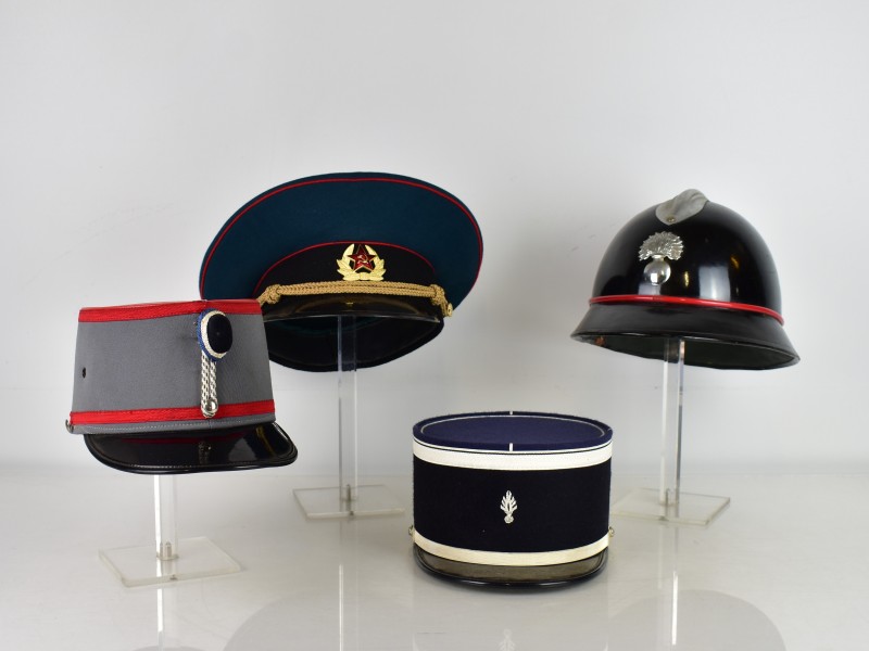 Collectie militaire hoofddeksels (4 stuks) – Sovjet Unie, Frankrijk, België – 20e eeuw.