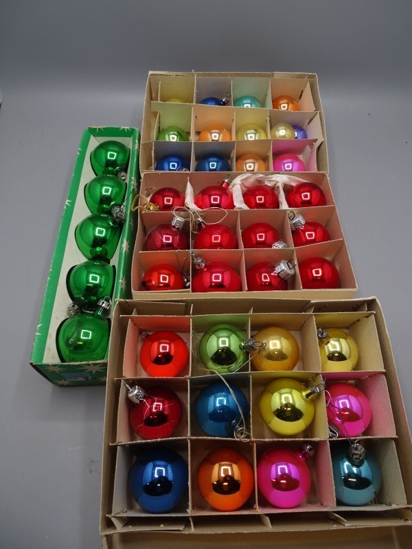 4 dozen oude kerstbollen