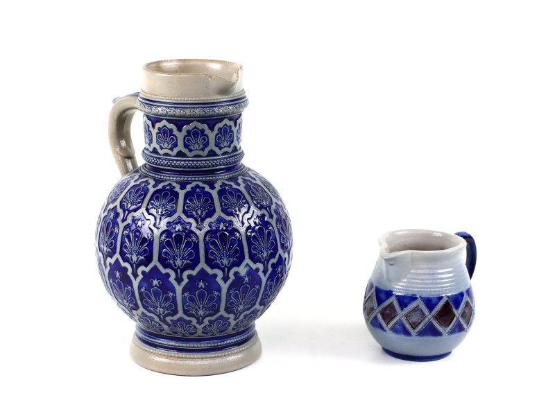 Twee aardewerken kannen