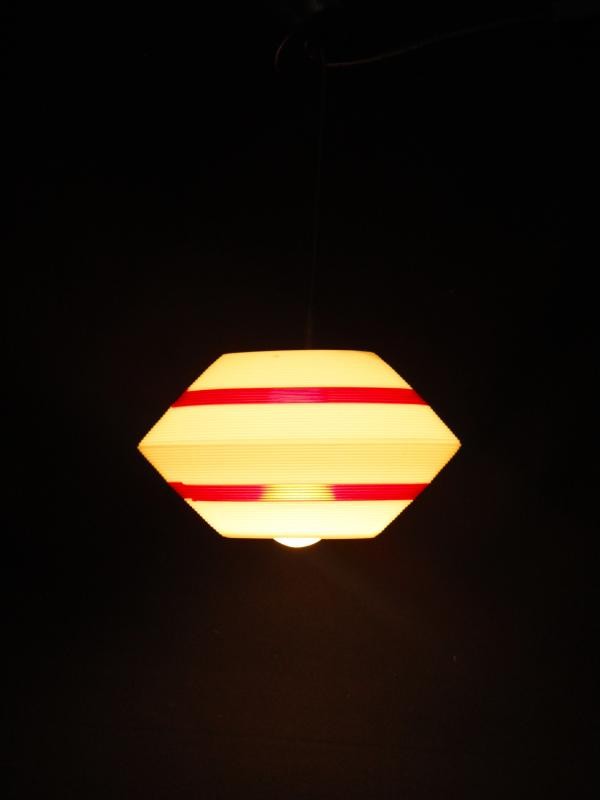 Vintage 1960 hanglamp met cremékleur en rode accentstreep in geribbelde kunststof