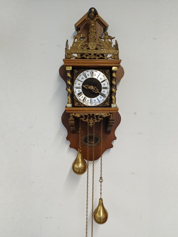 Klassieke hangklok met Atlas-figuur