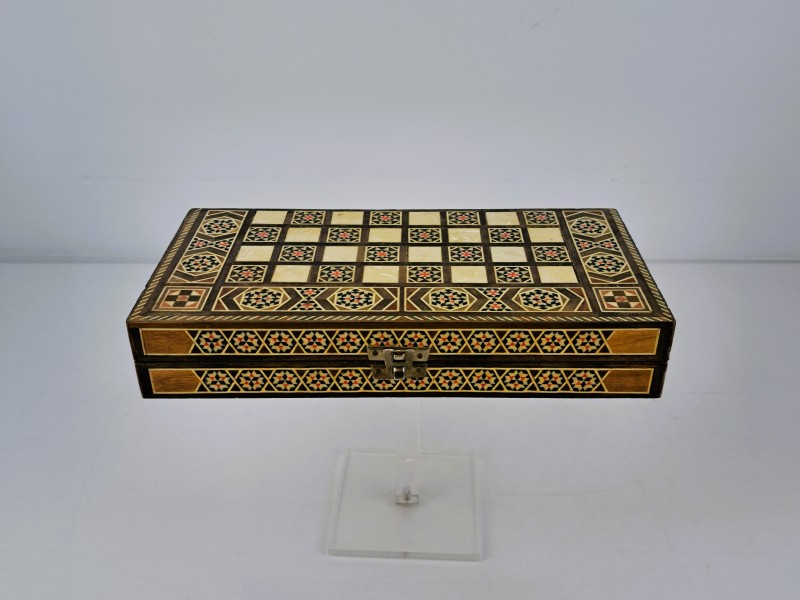 Handgemaakt houten backgammon- en schaakspel met inlegwerk.