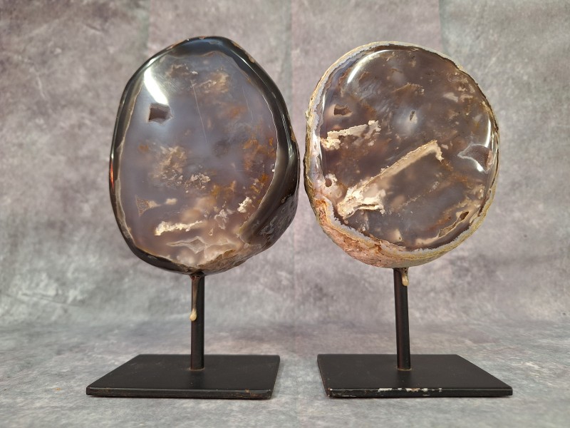 Set van 2 exclusieve gepolijste agaat geodes op statief