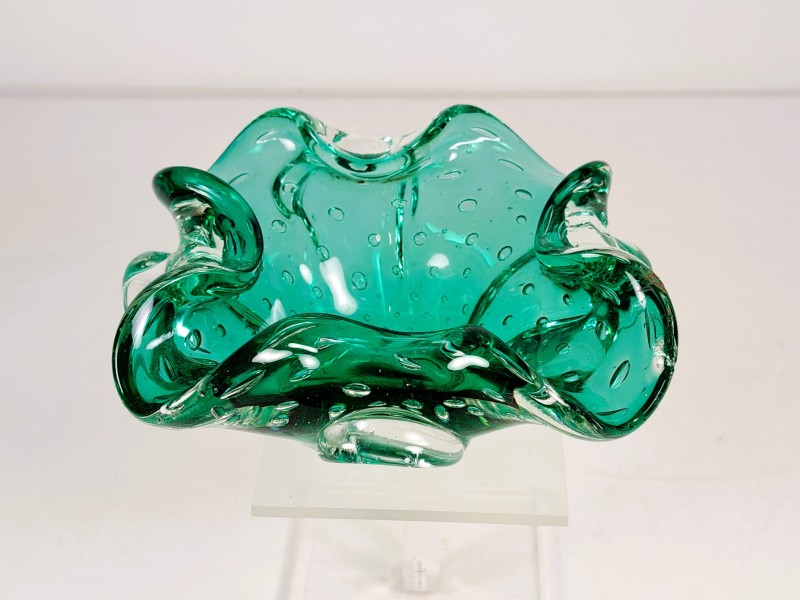 Vintage Murano stijl glazen asbak in groen met luchtbellen.