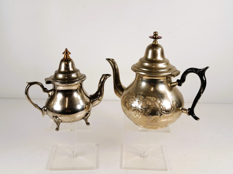 Set van twee traditionele Marokkaanse theepotten – handgemaakt, verzilverd/messing, met gravures.