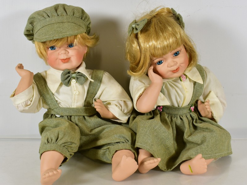 Set porseleinen poppen in traditionele klederdracht, jongen en meisje.