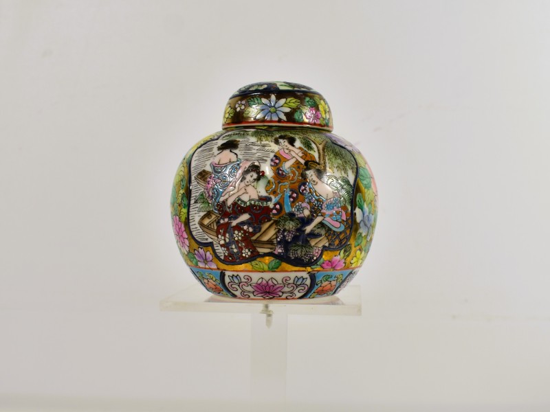 Handbeschilderde Chinese gemberpot met figuren en bloemen – Famille Rose-stijl.