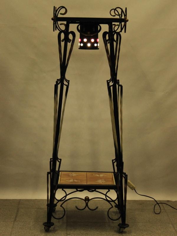 Vintage gietijzeren plantenstaander met keramische tegelbladen en verlichting