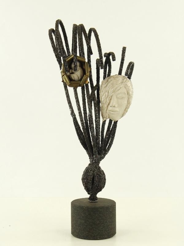 Sculptuur met figuratieve elementen - gesigneerd