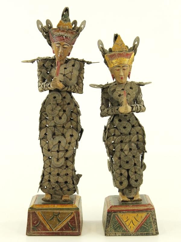 Paar Balinese ceremoniële figuren gemaakt uit Kepeng of Chinese cash coins - Indonesië, midden 20e eeuw