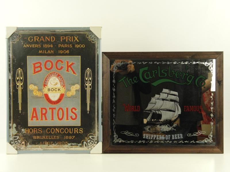 Lot van twee vintage bierreclames op metalen bord en spiegel Bock Artois en Carlsberg