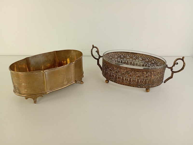 Twee oude metalen Ovaalvormige Jardinières / Schalen