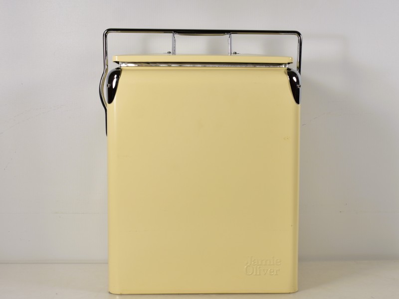 Jamie Oliver koelbox in crème met metalen handgreep.