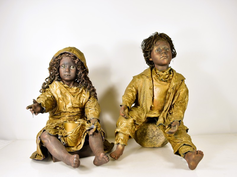 Set van twee decoratieve kinderbeelden in goudtint.
