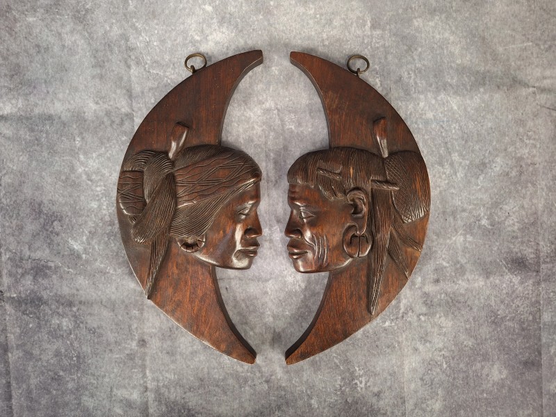 Set van 2 Vintage Houten Wandhangers - Maanvorm met Gesneden Portretten