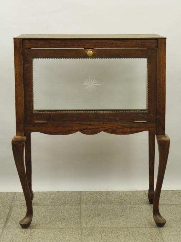 Vintage en elegant vitrinekastje met glas