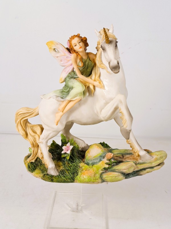 Beeld van fee op eenhoorn, Veronese fantasy beeld.