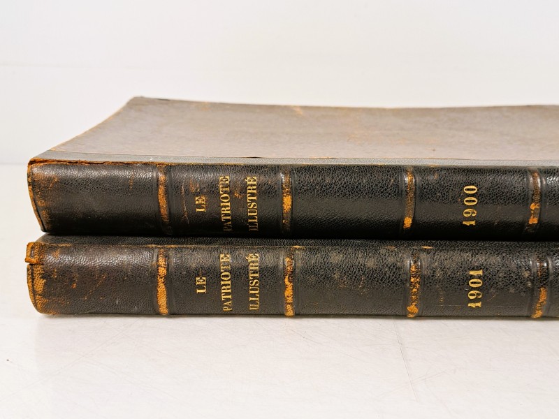 Twee ingebonden jaargangen Le Patriote Illustré, 1900 en 1901.