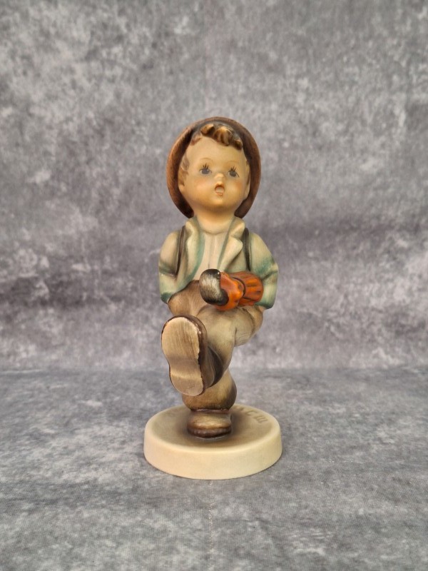 Goebel Hummel beeldje - Globe Trotter (De Vrolijke Reiziger met Rode Paraplu)