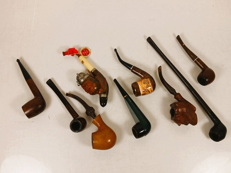 Verzameling rookpijpen met opbergkoffer.
