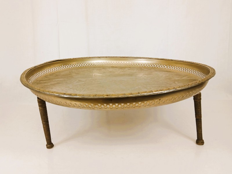 Oosterse messing theetafel met gegraveerd blad.