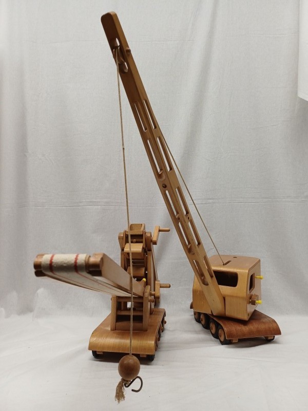 Houten speelgoed: hijskraan en transportband